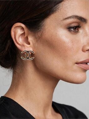 Nice gold finish earrings!